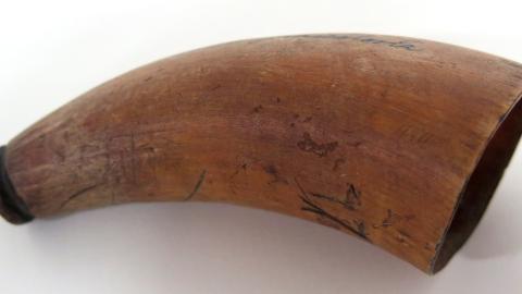 Sarvitutti, sarvesta valmistettu kaareva, levenevä ja ontto putki.