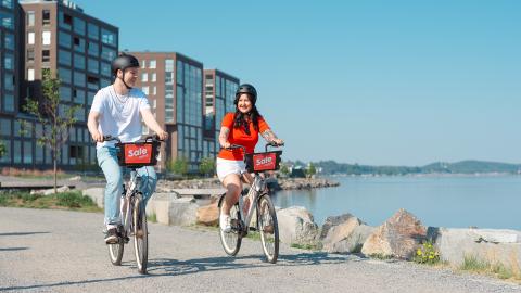 Two people are riding their city bikes in the Tampella.