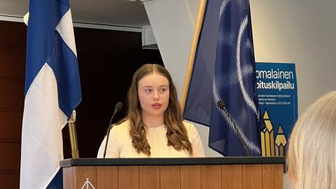 Tilda Tienari pitämässä puhetta palkintojenjakotilaisuudessa 28.2.2025.