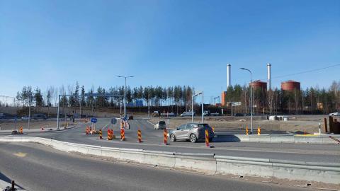 Autoja Enqvistinkadun kiertotiellä ja väliaikaisessa kiertoliittymässä.