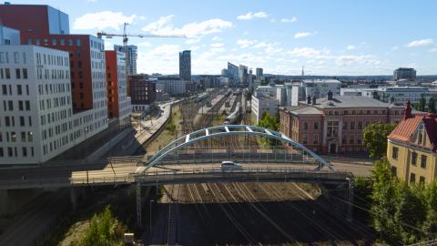 Maisemakuva Erkkilän sillalta kohti rautatieasemaa ja Nokia Arenaa.