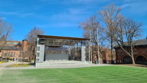 Katettu ulkoesiintymislava aurinkoisessa säässä.