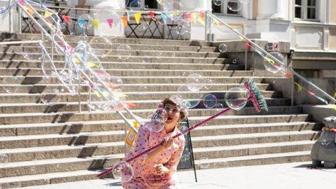 Klovni tekee saippuakuplia.