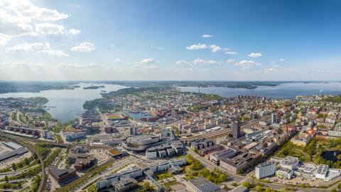 Laaja dronekuva Tampereen kaupungin keskustan yltä. 