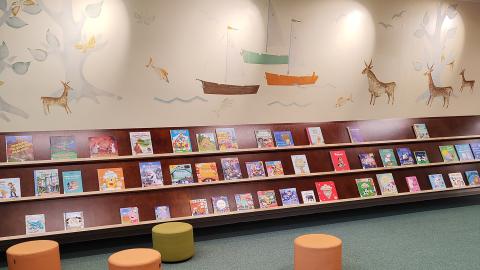 Härmälän kirjaston lastenosasto.