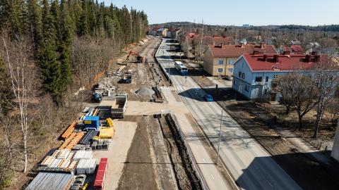 Ratikkatyömaata Nuolialantien varrella Härmälässä.