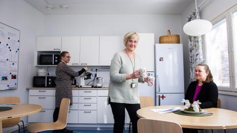 Itätuulen työntekijät Marjo Kata, Merja Meskanen ja Päivi Häkkinen oleskelevat kahvihuoneessa.