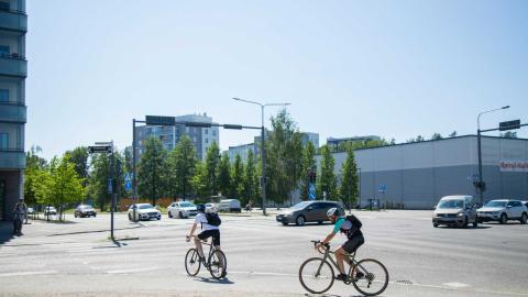 Pyöräilijät Juvankadun ja Keskisenkadun risteysalueella.