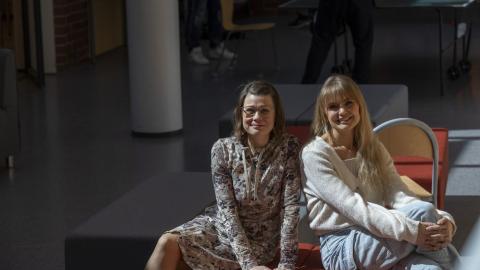 Emilia Talvio ja Reetta Kramer istuvat Linnainmaan koulun penkillä.
