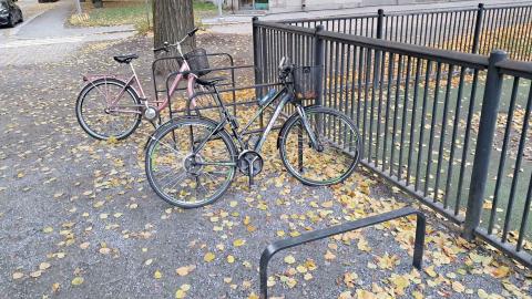 Pyöriä pyörätelineissä Eemil Aaltosen puistossa.