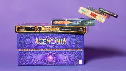 Pinossa pelilautoja violettia taustaa vasten.