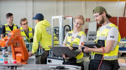 Tredun opiskelijoita työn ääressä.