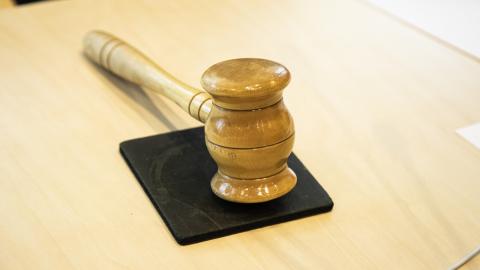 Puheenjohtajan käyttämä puinen nuija.