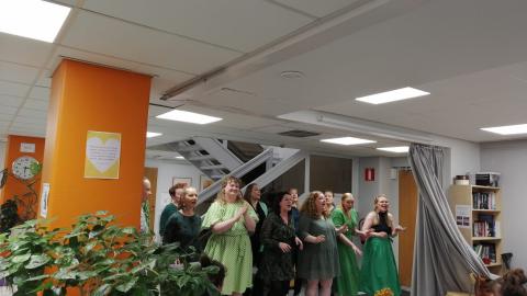 Lauluyhtye Dominutz esiintymässä