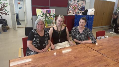 YSTI ry työntekijöitä istumassa pöydän ääressä