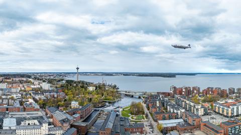 Ilmalaiva lentää kaupungin yllä