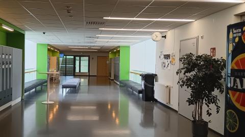 Koulun tyhjä käytävä.