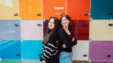 Clasulaisia yhdysrakennuksessa.