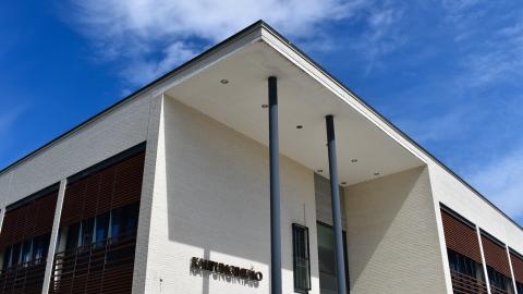 A building with two columns in front of it. On the wall it says "town hall".