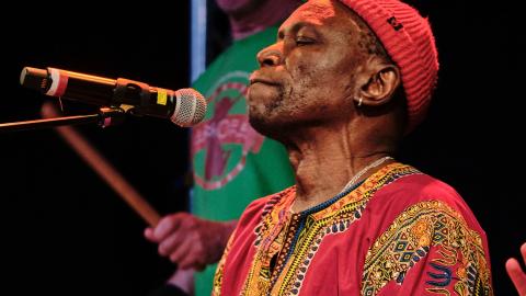 Henkilö soittaa käsirumpua.