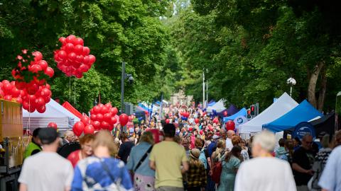 Kesäinen Hämeenpuisto täynnä ihmisiä.