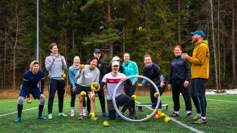 The Tampere Roundnet group poses for the camera at the grass field in Koivistonkylä.