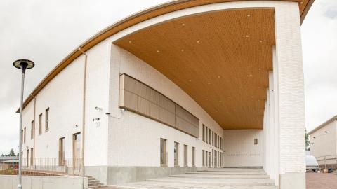 Lamminpään koulun uusi päärakennus ja sisäänkäynti.