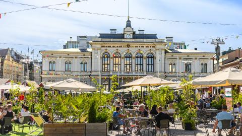 Keskustorin kesä -tapahtuma-alue. Taustalla Raatihuone.