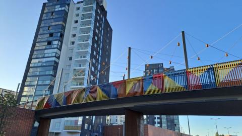 Kävely- ja pyöräilysilta värikkäine kaiteineen Hervannassa.