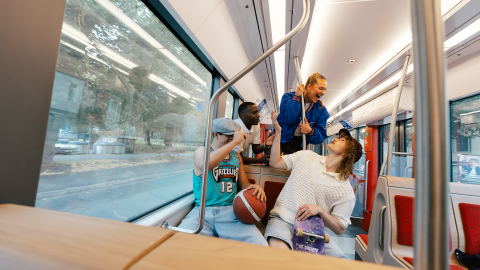 Ystäväporukka ratikan kyydissä.