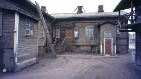 Amurin asuinkorttelin entistä sisäpihaa vuodelta 1975. Harmaita puurakennuksia.