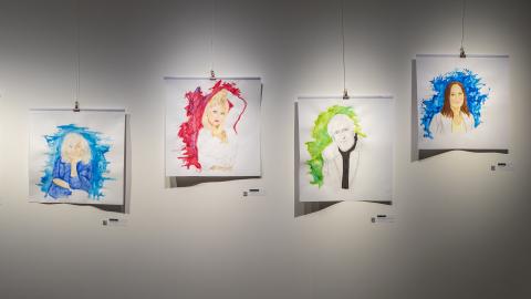 Vesivärimaalauksia tamperelaisista taiteilijoista gallerian seinällä