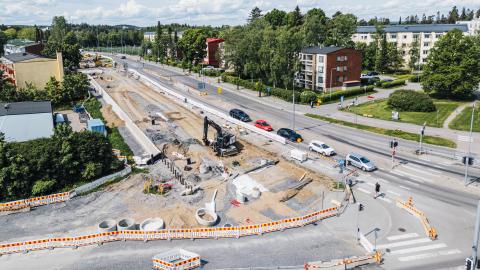 Ratikkatyömaata Nuolialantien itäpäässä, Kolmionkadun kohdalla.