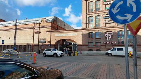 Autoliikennettä Aleksis Kiven kadun ja Satakunnankadun risteyksessä.