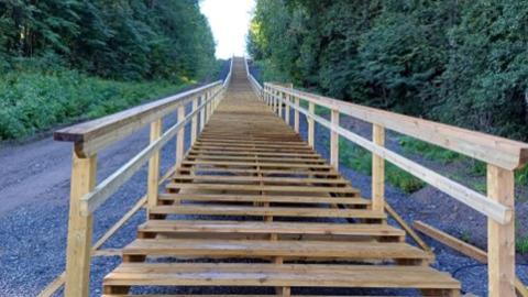 Hervannanrinteen portaat alhaalta päin.