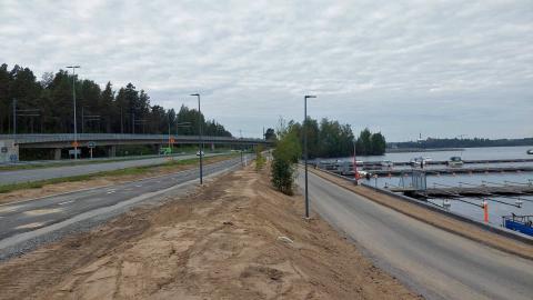 Pyöräilyväylää Paasikiventien varrella ja kävelyväylää Näsijärven rannassa Santalahdessa.