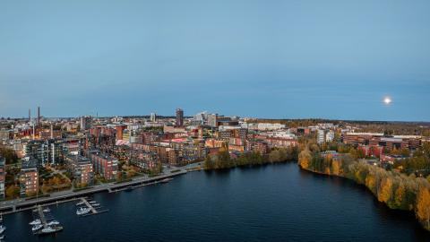 Etualalla Viinikanlahti, tausta Tampereen siluetti illalla.