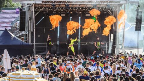 Käärijä esiintymässä lavalla Ratinassa suuren yleisön edessä.