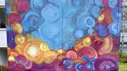 Värikäs sähkökaappi Hervannassa.