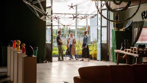 Ihmisiä Kalevan Hallin oviaukossa.