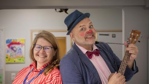 Kaksi henkilöä hymyilevät kameralle.