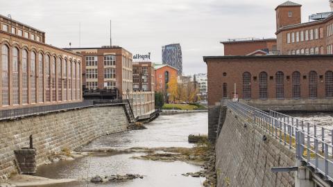 Kaupunkimaiseman keskellä virtaava Tammerkoski.