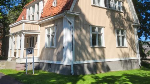 Alilääkärin entisen asuintalon seinät ovat keltaiset ja kulmikas katto on punatiilinen.