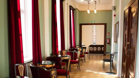 Pöytäryhmiä teatterin lämpiössä.