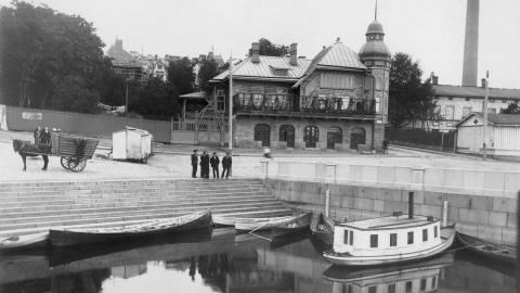  Mustavalkoisessa valokuvassa Laukontori 1908. Taustalla Kauppaseuran talo. Etualalla venevalkama, joka oli käytössä vain kymmenen vuotta ja täytettiin 1910.  