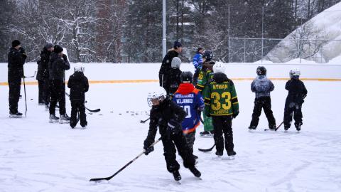 Poikia luistelemassa.