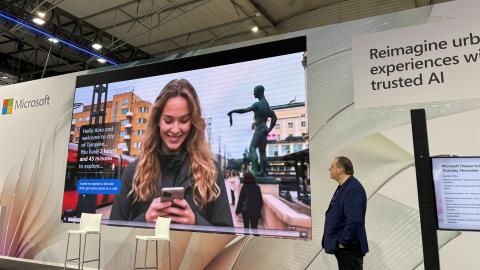 Näytölle heijastuu kuva naisesta, joka katsoo puhelintaan ja viereen nousee tekstikupla, joka kysyy mitä hän haluaisi tehdä kaupungissa.