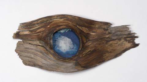 Kuin puupalasen keskelle muodostunut sininen silmänlainen lampi.