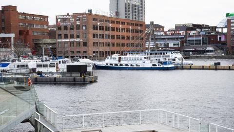 Laukontorin rannassa on useita eri kokoisia sisävesilaivoja.