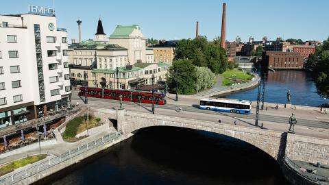 Bussi ja ratikka Hämeensillalla.
